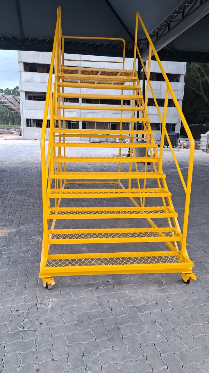 Escada auto-portante industrial amarela com rodízios