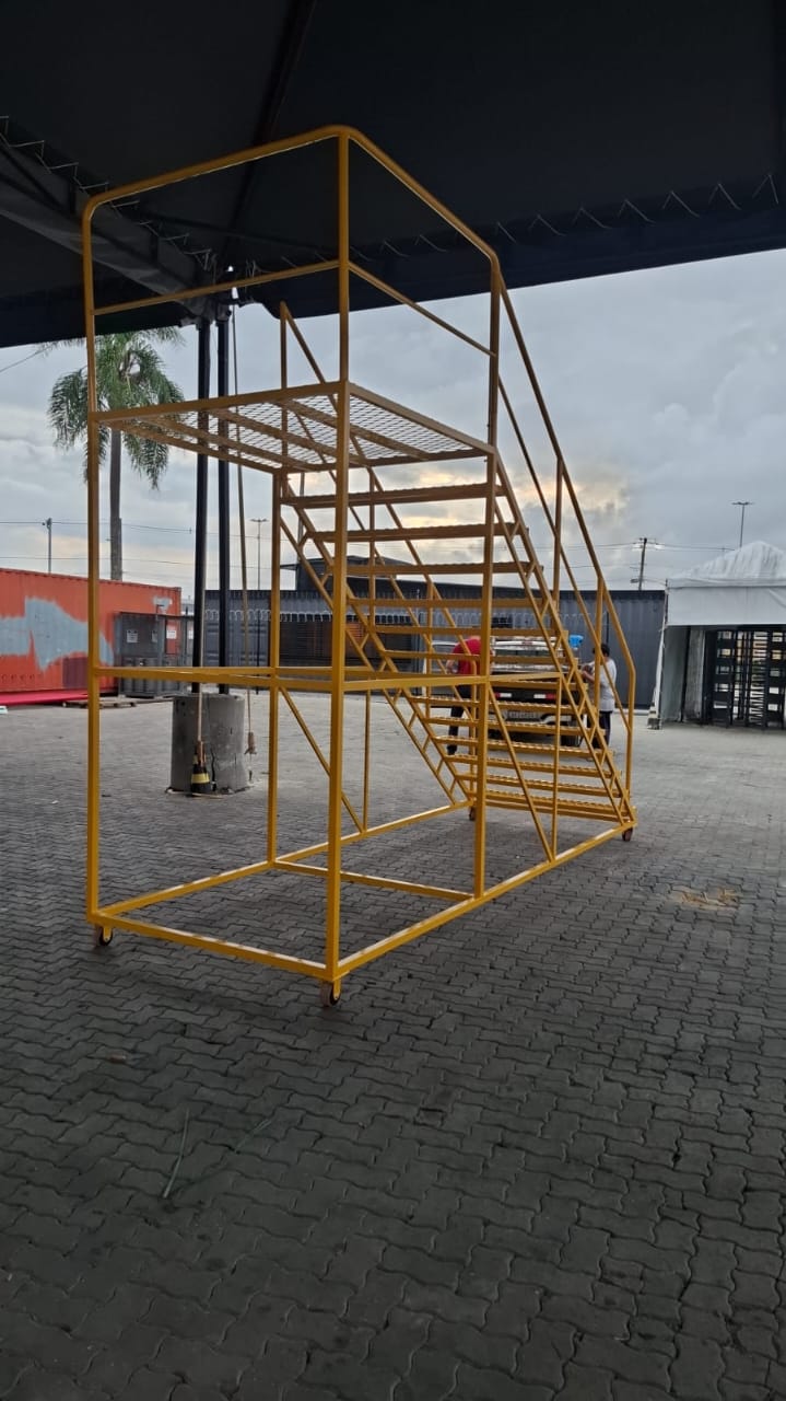 Escada auto-portante industrial, vista lateral