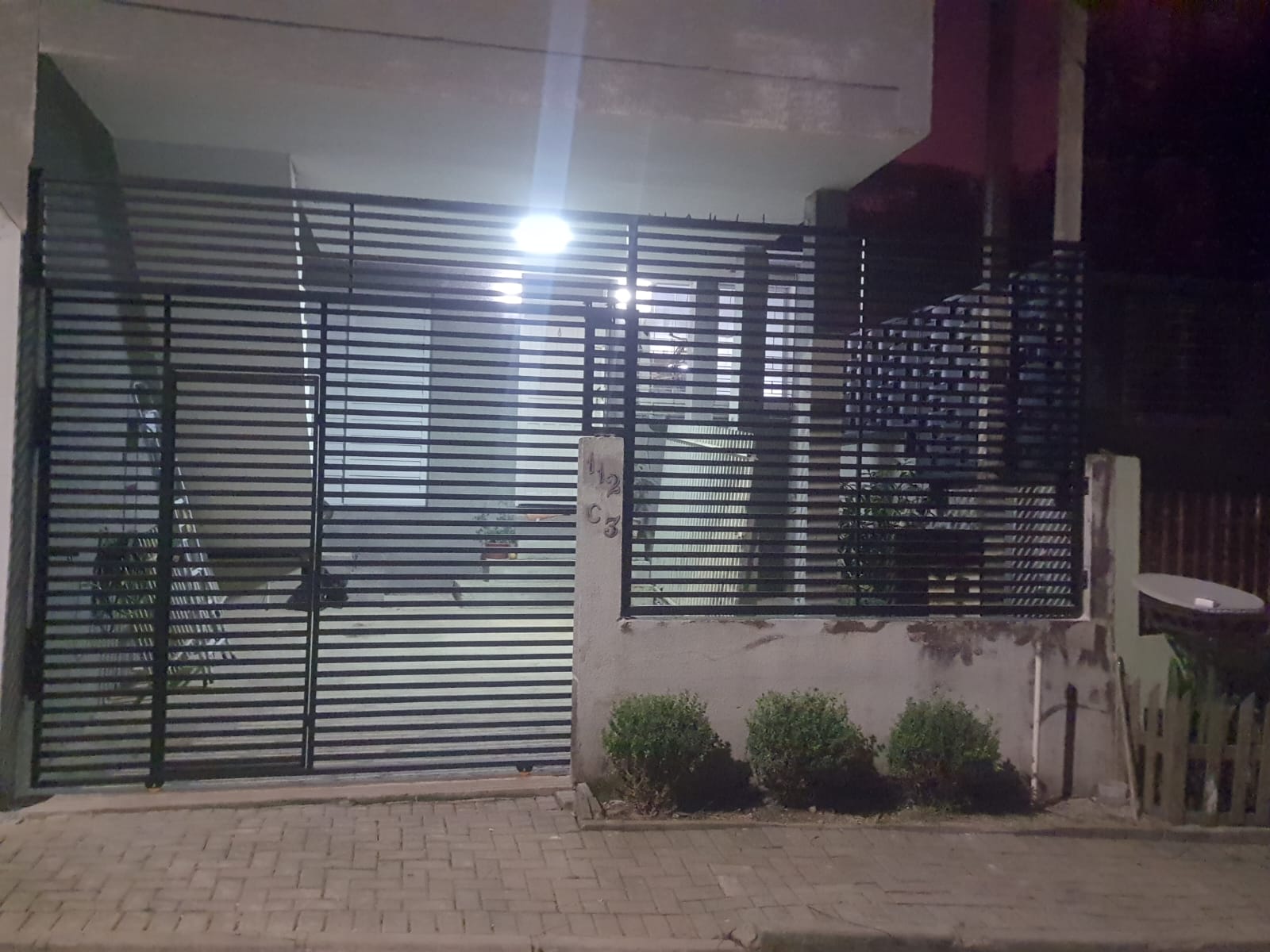 Portão ripado na cor preta